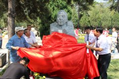 赵树理纪念雕像：：：一位文学巨匠的永恒颂歌