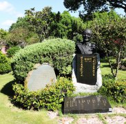 黎焕颐纪念碑：诗魂永驻，，岁月铭刻